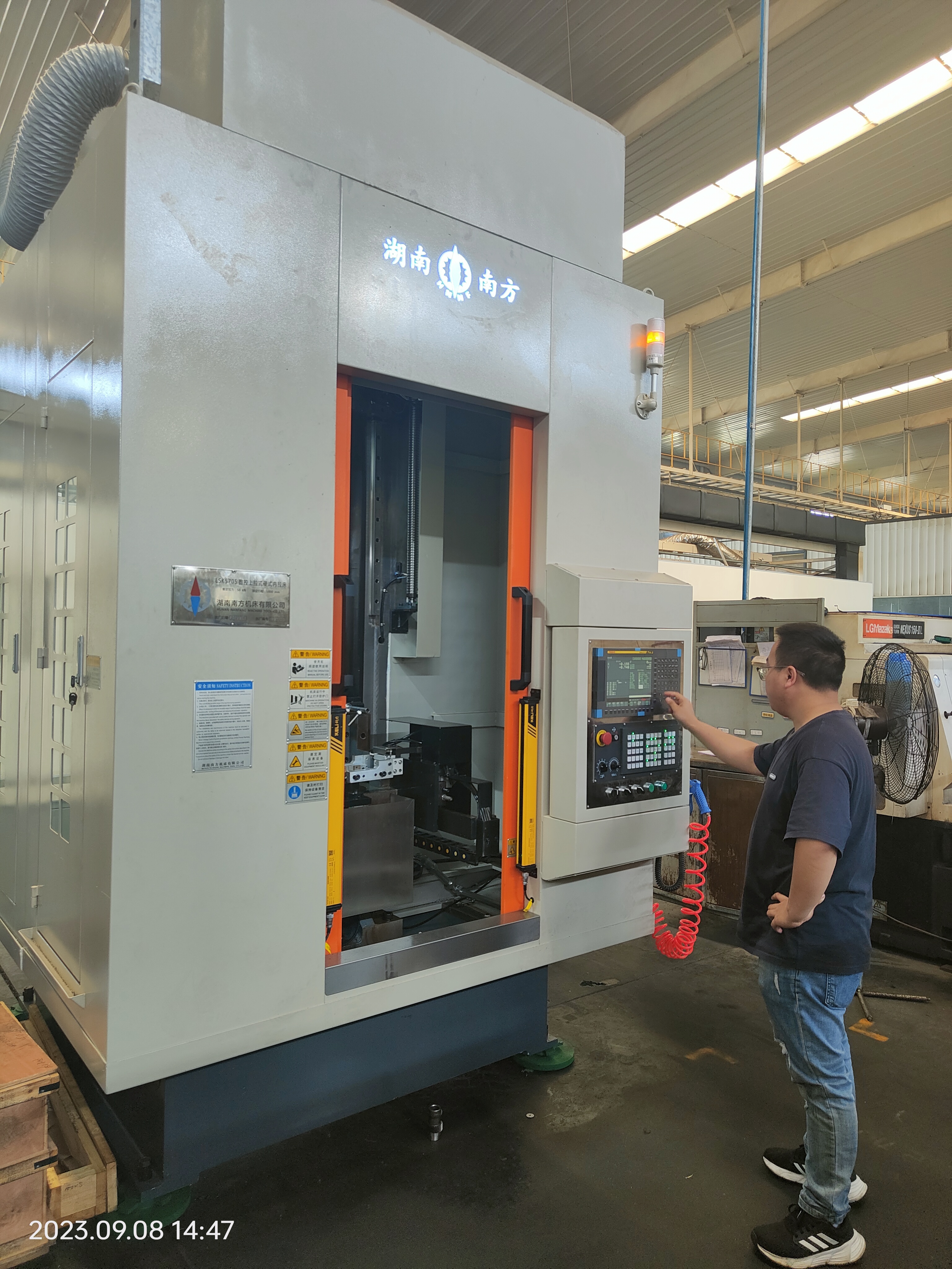 LSK5705高(gāo)速數控(kòng)上拉式(shi)硬拉床(chuang)